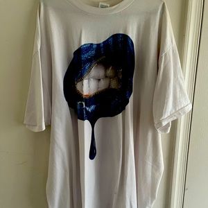 Pop out lips shirt fashion these are hot right now